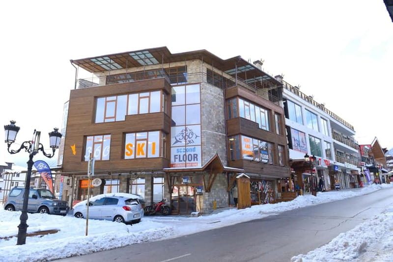 Bansko: Ski and Snowboard equipment rental - Getting fitted at 360 Ski Bansko