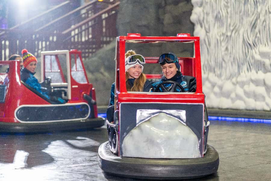 Dubai: Ski Dubai Snow Plus Pass - Getting fitted for the cold