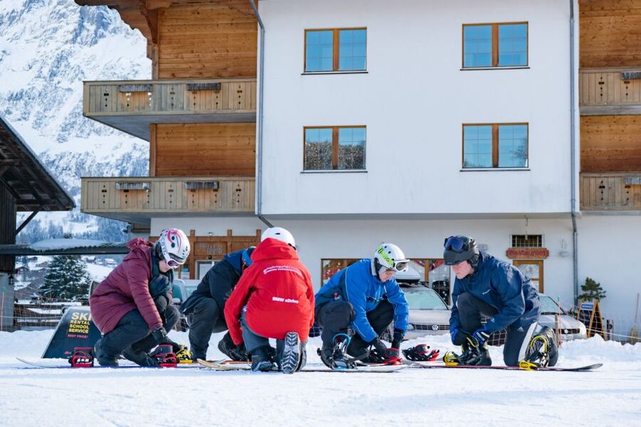 From Interlaken: Grindelwald Beginners Snowboarding Lesson - Starting at the Outdoor Interlaken Base