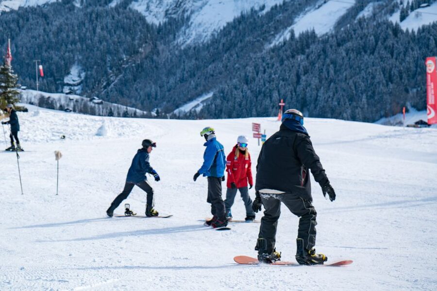 From Interlaken: Grindelwald Beginners Snowboarding Lesson - Who Should Book This Lesson?