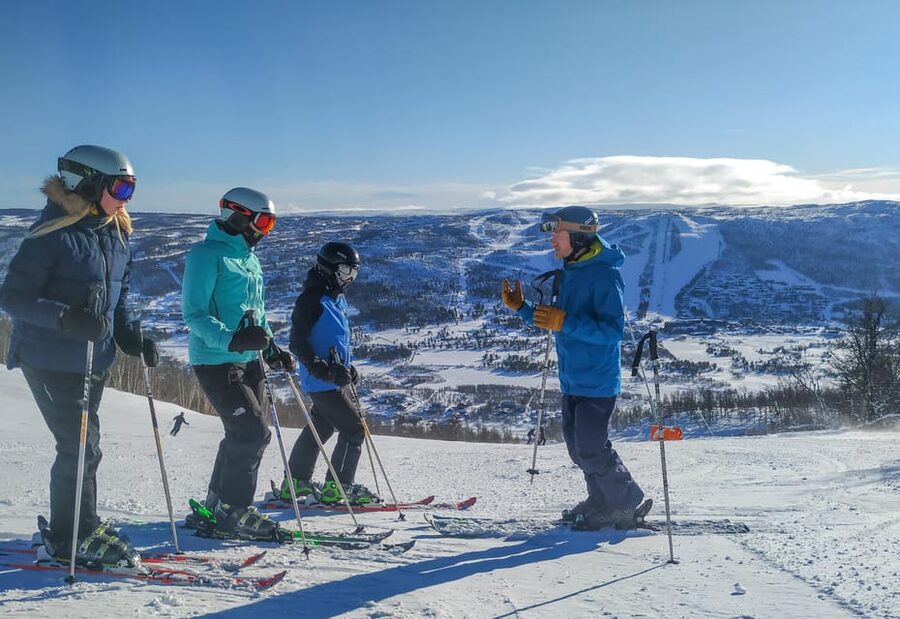 Geilo: Ski lesson package with Equipment and Ski Pass - The first 30 minutes: fitting boots and collecting your pass