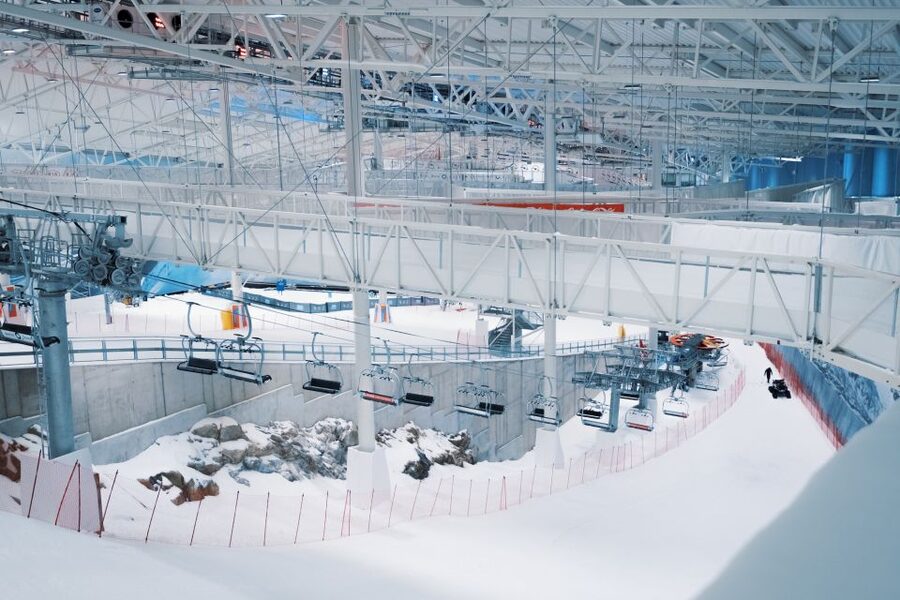 Oslo: Day Pass for Downhill Skiing at SNØ Ski Dome - Taking a break beside the panoramic windows