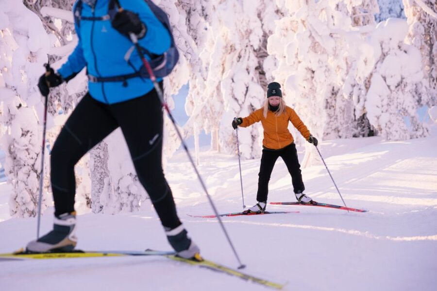 Ruka: Cross-country skiing - Starting at the Ruka Safaris Safarihouse
