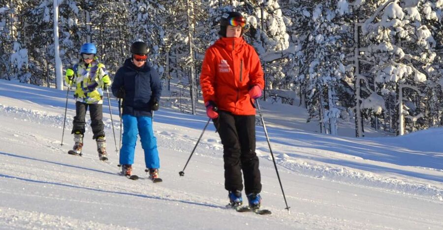 Saariselkä: Easy Ski Day Package - A first ski lesson in Saariselkä
