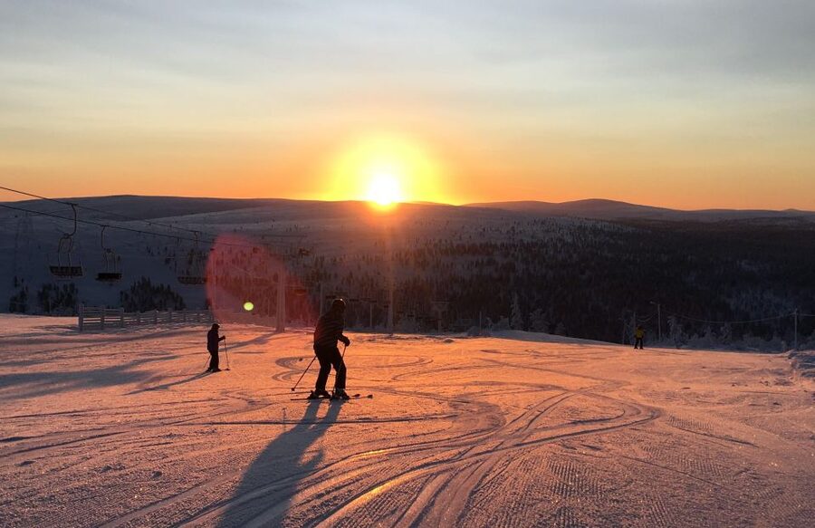 Saariselkä: Easy Ski Day Package - Practicing after class on Kaunispää and Iisakkipää