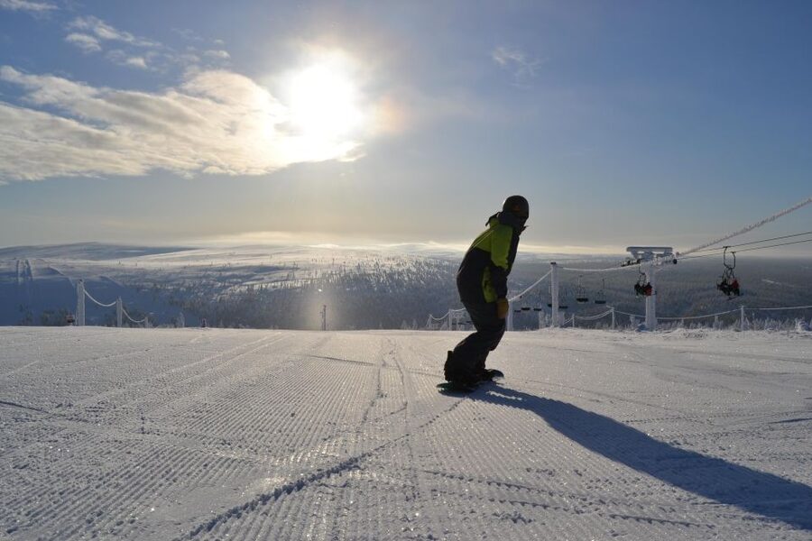 Saariselkä: Easy Snowboard Day Package (11y+) - A first snowboard lesson in Saariselkä