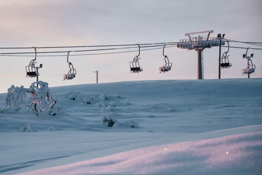 Saariselkä: Easy Snowboard Day Package (11y+) - Practicing after class