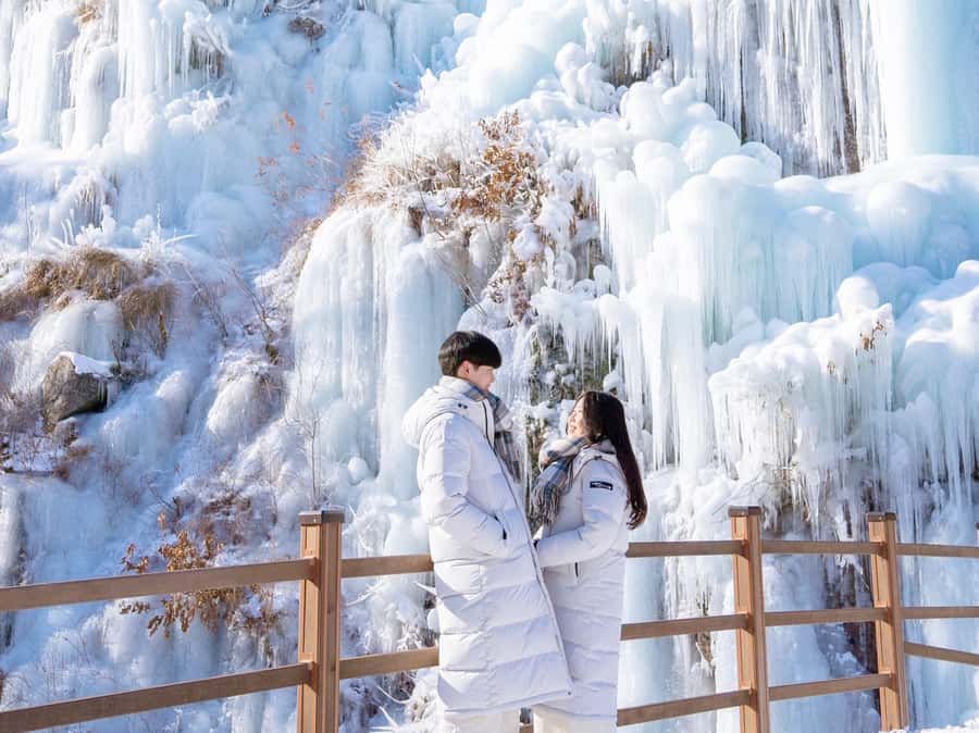 Seoul: Elysian Gangchon Winter Ski Resort Fun Day Tour - Guides who help keep the day moving