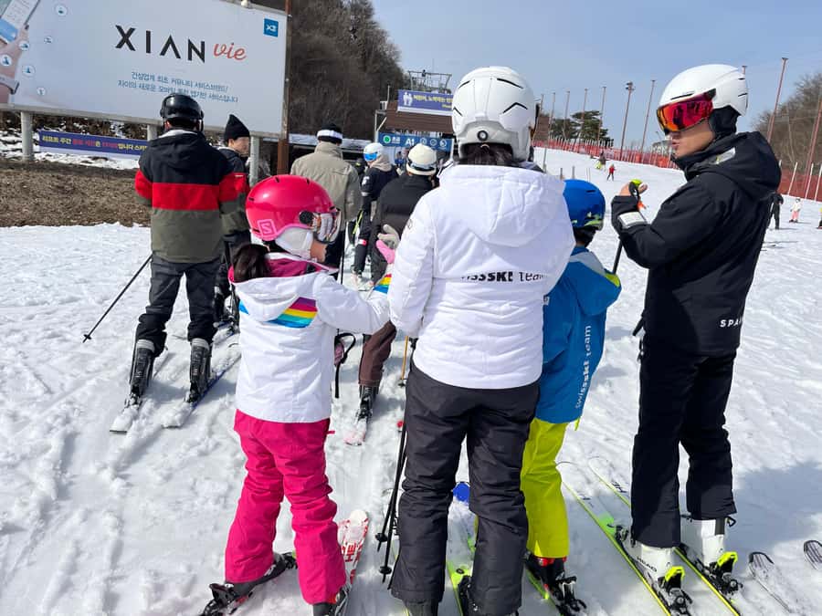 Seoul: Elysian Ski Resort One Day Tour - The Seoul meeting points and the long ride north