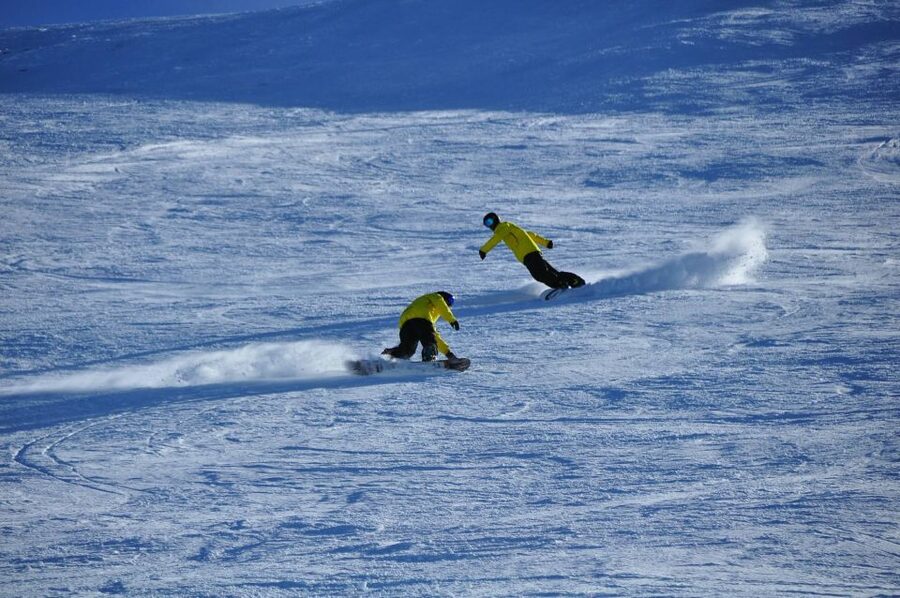 Sierra Nevada: Ski or Snowboard Lesson with Instructor - Cancellation, flexibility, and the language issue