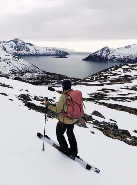 Tromsø: Ski touring (ski de randonnee) - Skiing from Tromsø’s mountains toward the sea